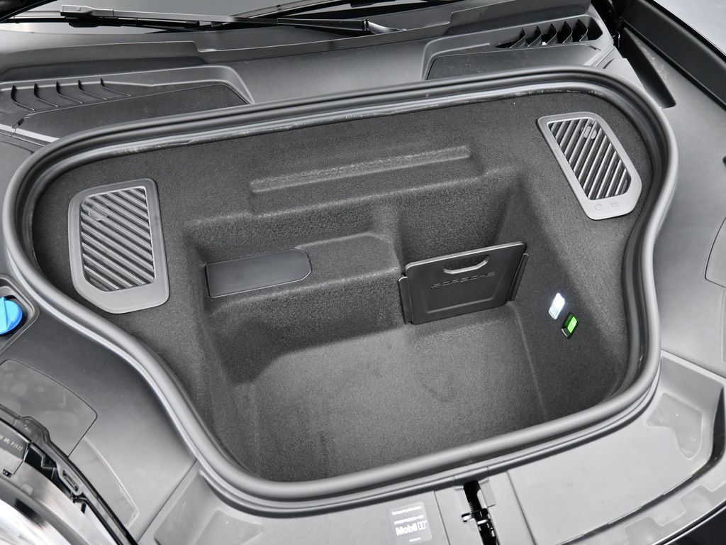 Certified 2025 Porsche Macan 4S Electric AWD/4WD image 34