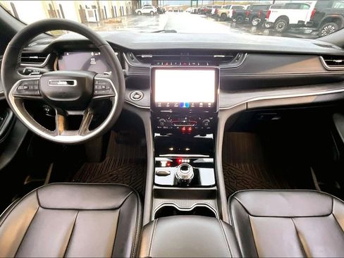 Used 2025 Jeep Grand Cherokee Limited w/ Black Appearance Package image 16