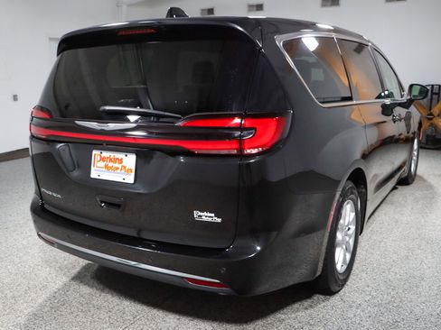 Used 2023 Chrysler Pacifica Touring-L FWD image 7