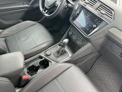 Used 2020 Volkswagen Tiguan SE w/ Panoramic Sunroof Package image 15