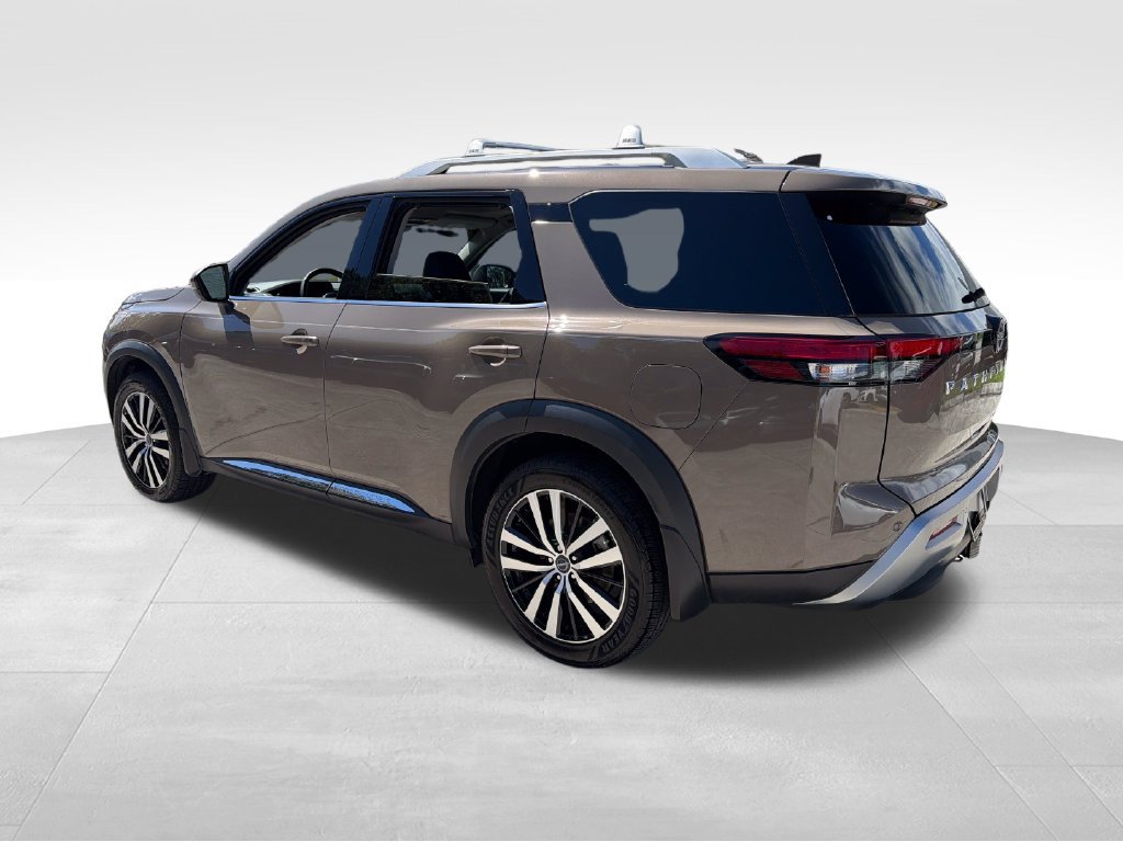 Used 2024 Nissan Pathfinder Platinum FWD image 5