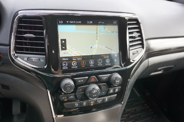 Used 2022 Jeep Grand Cherokee Laredo E RWD image 4
