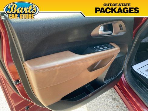 Used 2018 Chrysler Pacifica Limited w/ Advanced Safetytec Group FWD image 26