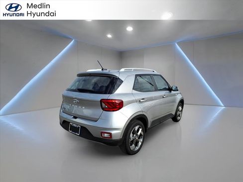 Used 2024 Hyundai Venue SEL image 3