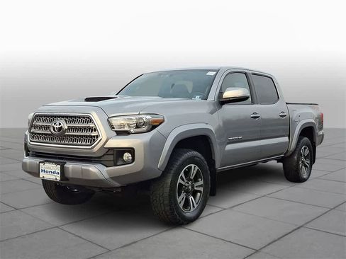 Used 2017 Toyota Tacoma TRD Sport image 1