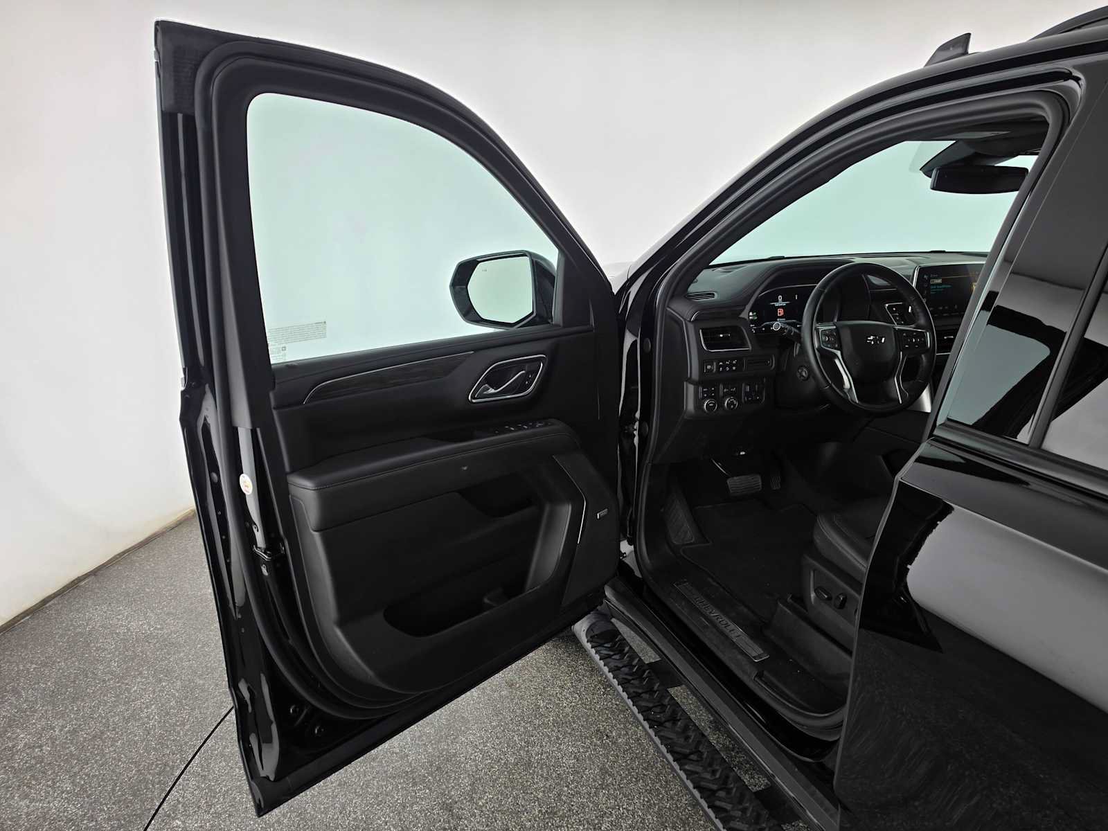 Used 2023 Chevrolet Suburban Z71 w/ Luxury Package AWD/4WD image 21