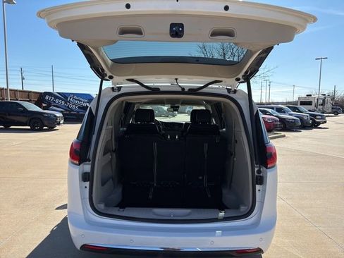 Used 2024 Chrysler Pacifica Touring-L image 18