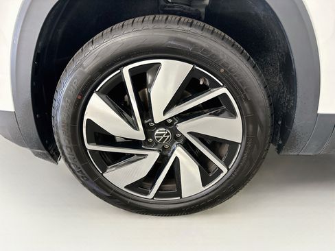 Used 2025 Volkswagen Atlas SE AWD/4WD image 37