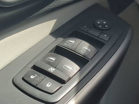 Used 2020 Jeep Cherokee Limited w/ Technology Group FWD image 23
