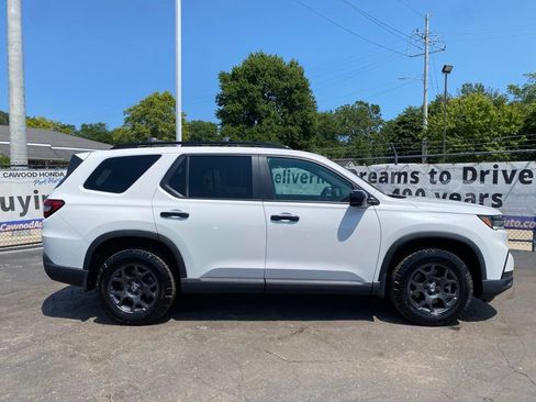 Used 2023 Honda Pilot TrailSport image 2