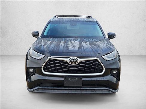 Used 2020 Toyota Highlander XLE image 2