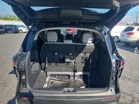 Used 2025 Toyota Sienna LE w/ LE Plus Package FWD image 17