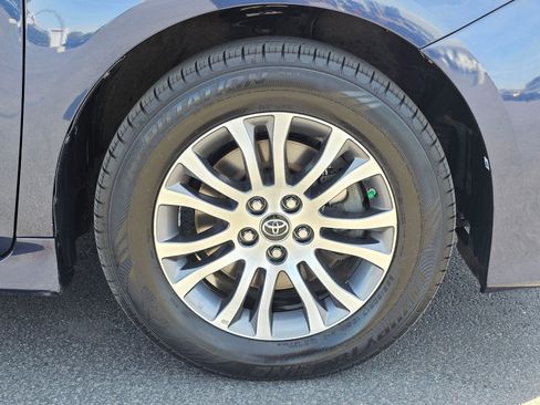 Used 2018 Toyota Sienna XLE w/ XLE Navigation Package FWD image 9