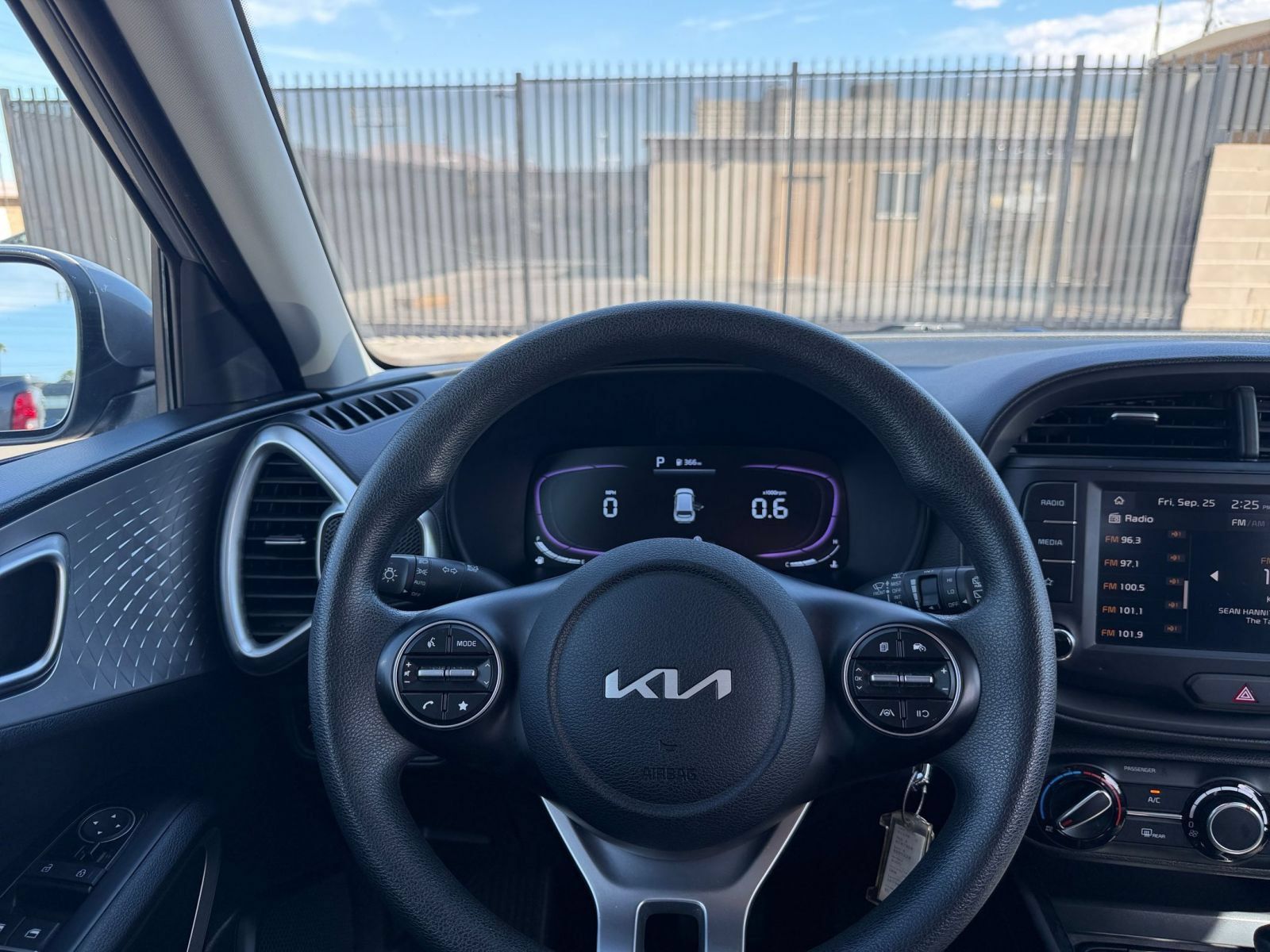 Used 2025 Kia Soul LX w/ LX Technology Package FWD image 31