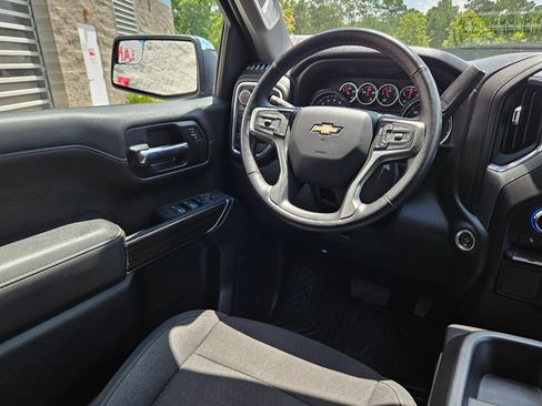 Used 2022 Chevrolet Silverado 1500 LT AWD/4WD image 9