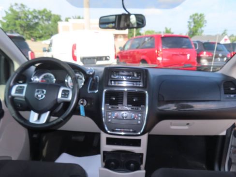 Used 2016 Dodge Grand Caravan American Value Package w/ UConnect Hands-Free Group FWD image 40
