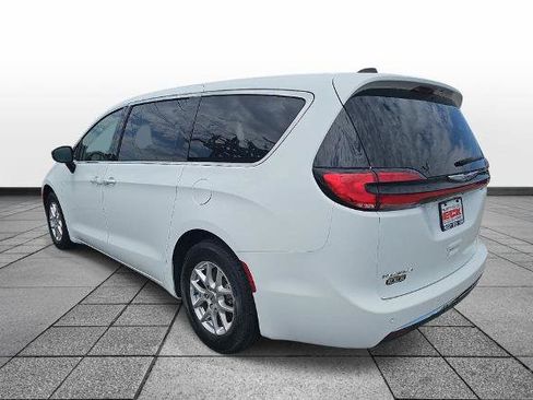 Used 2024 Chrysler Pacifica Touring-L FWD image 7