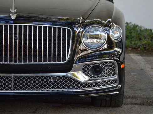 Used 2022 Bentley Flying Spur V8 image 22