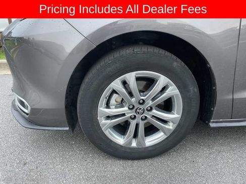 Used 2023 Toyota Sienna Platinum AWD/4WD image 2