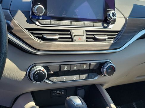 Used 2025 Nissan Altima 2.5 SV image 27