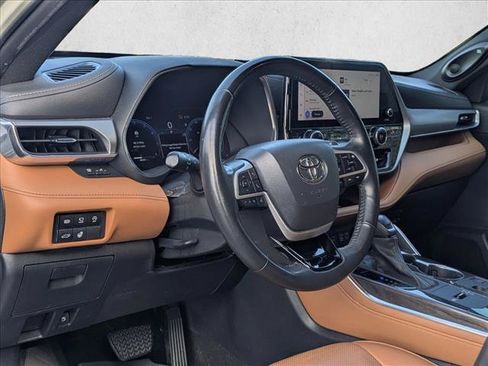 Used 2023 Toyota Highlander Platinum FWD image 3