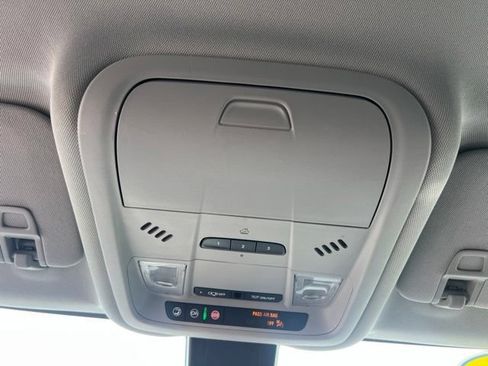 Used 2020 Chevrolet Equinox Premier FWD image 29