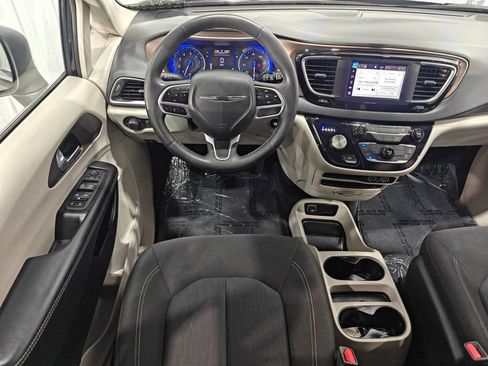 Used 2023 Chrysler Voyager LX FWD image 4