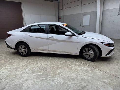 Used 2025 Hyundai Elantra SE image 6