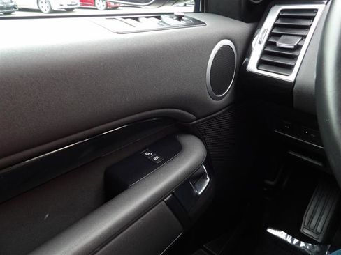 Used 2017 Land Rover Discovery SE image 29