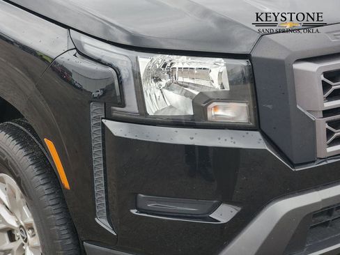 Used 2024 Nissan Frontier SV image 9