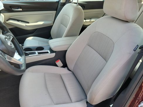 Used 2025 Nissan Altima 2.5 SV FWD image 4