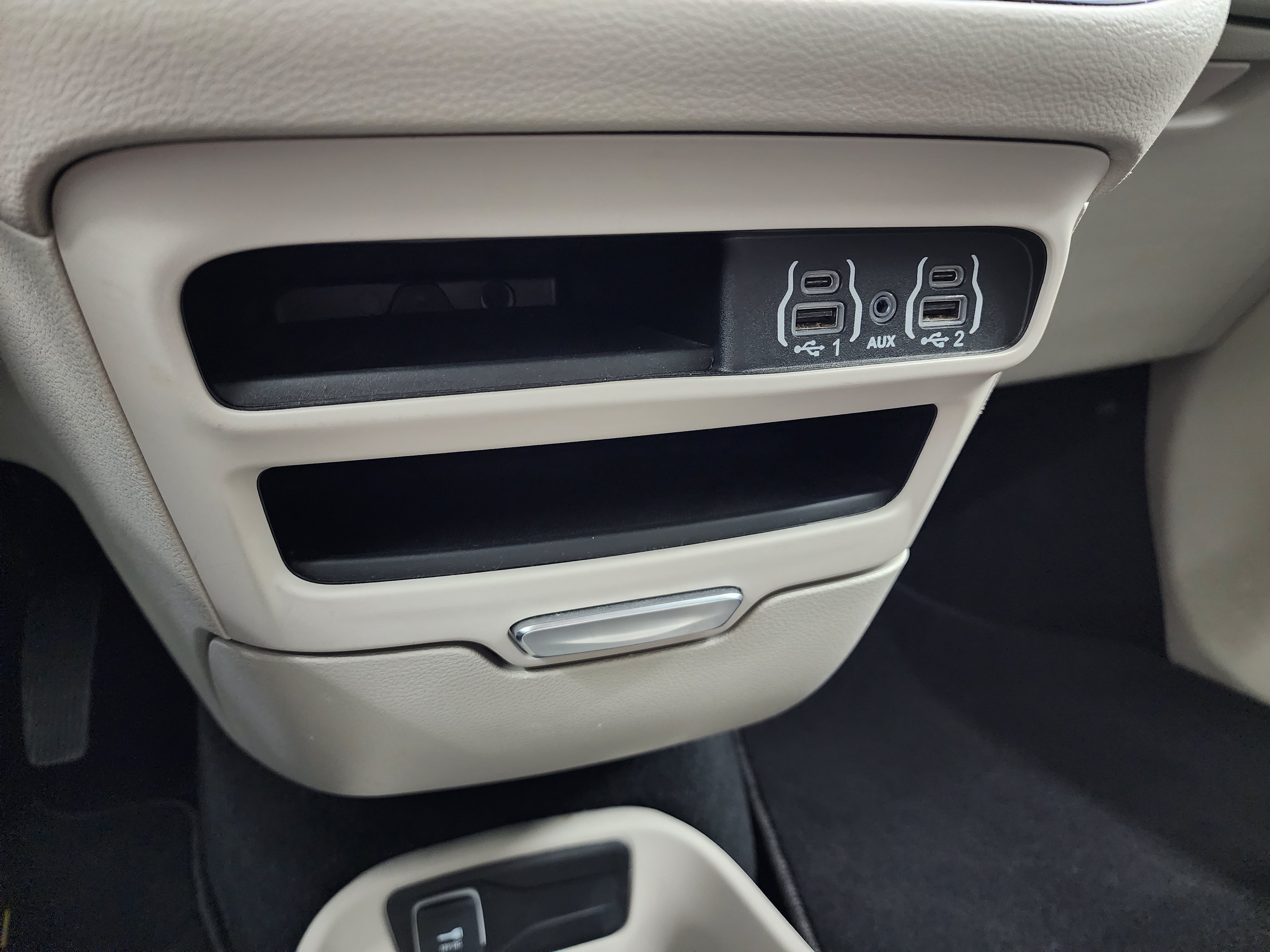 Used 2024 Chrysler Pacifica Touring-L FWD image 43