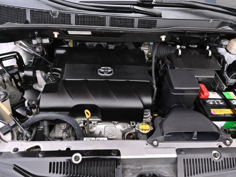 Used 2011 Toyota Sienna LE w/ Towing Pkg image 32