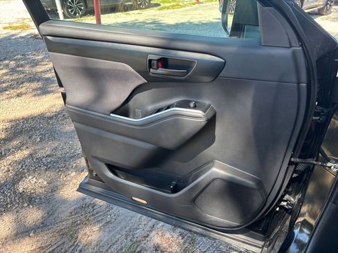 Used 2025 Toyota Highlander LE FWD image 18