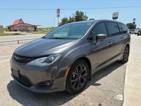 Used 2018 Chrysler Pacifica Touring Plus w/ S Appearance Package FWD image 1