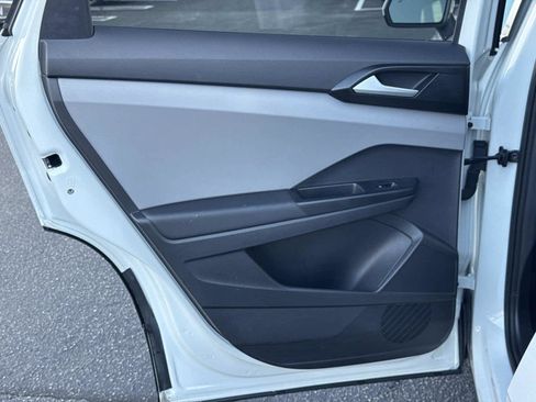 Used 2022 Volkswagen Taos SE w/ Panoramic Sunroof Package image 13