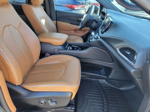 Used 2023 Chrysler Pacifica Pinnacle image 9