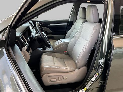 Used 2016 Toyota Highlander Plus FWD image 7