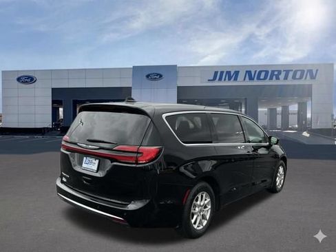 Used 2024 Chrysler Pacifica Touring-L FWD image 4