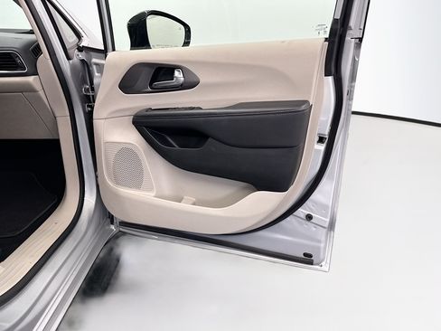 Used 2024 Chrysler Pacifica Touring-L FWD image 34