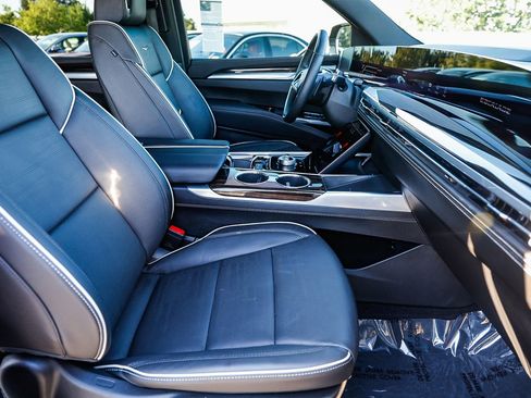 Used 2025 Cadillac Escalade ESV Premium Luxury w/ LPO, Floor Liner Package AWD/4WD image 17