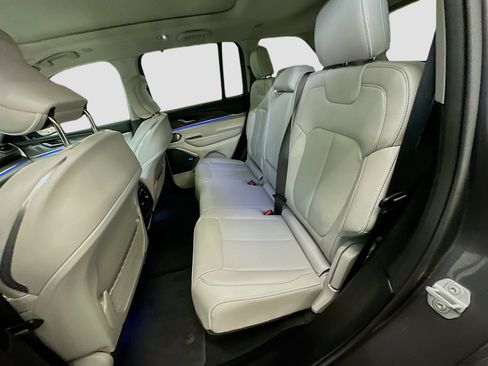 Used 2022 Jeep Grand Cherokee Overland w/ Luxury Tech Group IV image 30