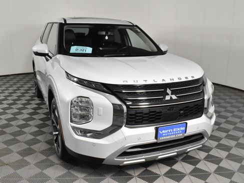 Used 2024 Mitsubishi Outlander SE image 3