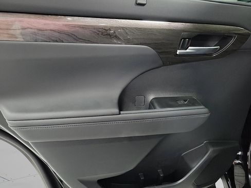 Certified 2026 Toyota Highlander Platinum AWD/4WD image 10