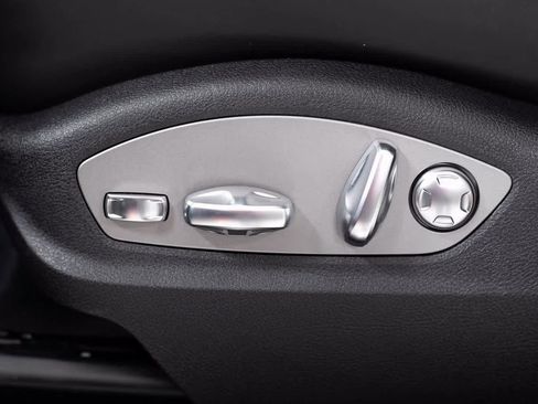 Certified 2025 Porsche Macan image 17