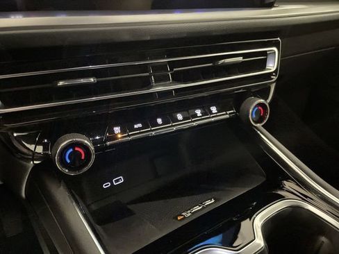 Used 2025 Chevrolet Traverse LT image 21