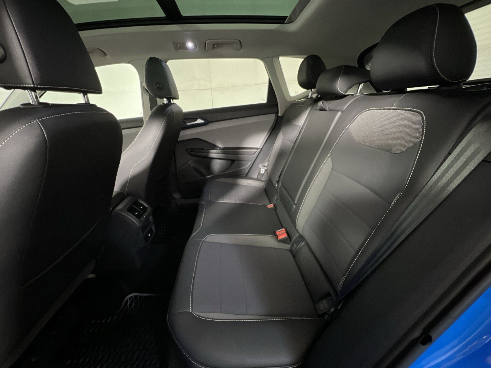 Used 2024 Volkswagen Taos SE w/ Panoramic Sunroof Package FWD image 24