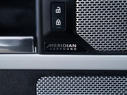 Used 2023 Land Rover Defender 130 X-Dynamic SE image 15