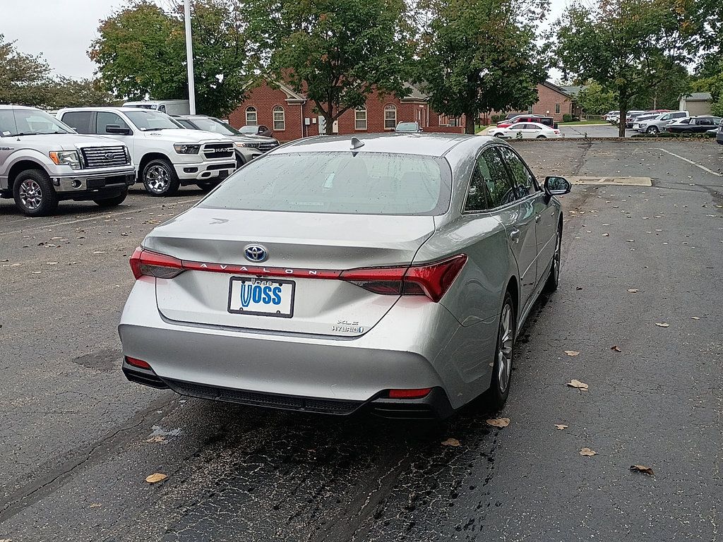 Used 2021 Toyota Avalon XLE w/ Moonroof Package FWD image 3