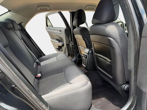 Used 2018 Chrysler 300 Touring RWD image 11